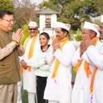 मुख्यमंत्री पुष्कर सिंह धामी को मुख्यमंत्री आवास में चम्पावत से आए होल्यारों ने दी होली की शुभकामनाएं 