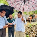 भारी बारिश के बीच ग्राउंड जीरो पर उतरे डीएम;